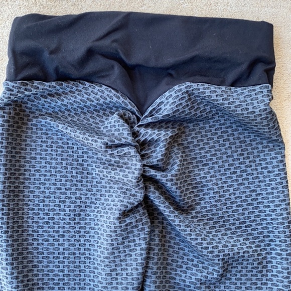 Tiktok Butt scrunch leggings - Picture 2 of 3